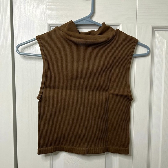 PRETTY LITTLE THING chocolate brown contour sleeveless high neck crop top - Picture 3 of 6